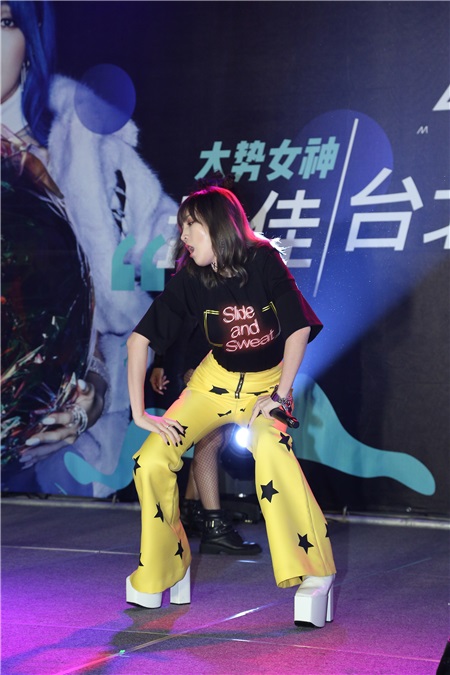 孟佳出席媒体见面会