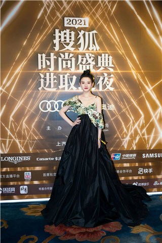 宋祖儿出席时尚盛典 高腰花卉礼裙优雅贵气