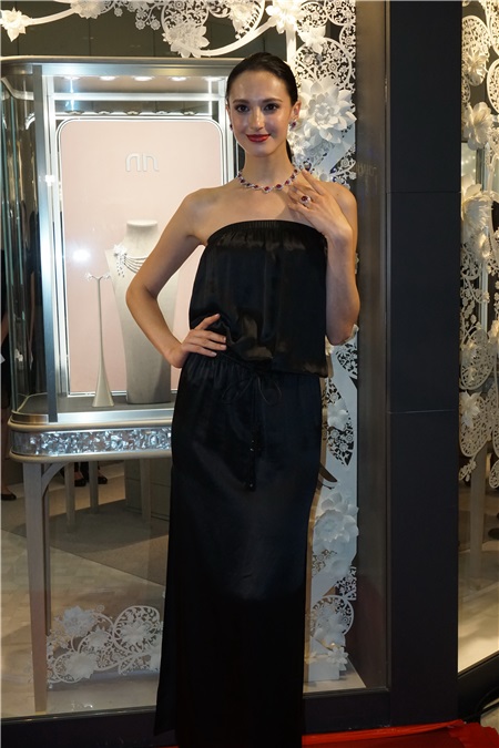 马诗慧与女儿王曼喜为珠宝店担任模特儿
