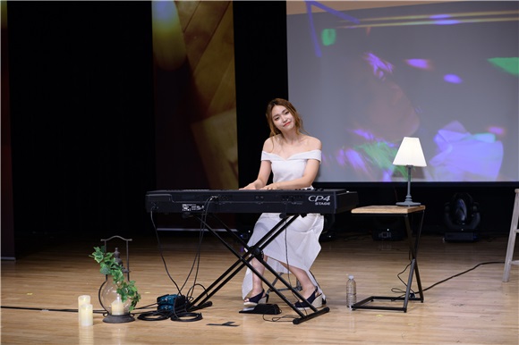李珍雅办新辑showcase 柳熙烈亮相应援