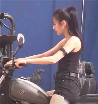 迪丽热巴机车服造型   长腿细腰又美又飒