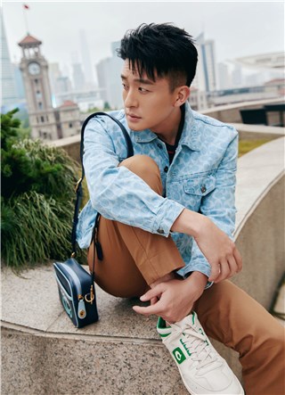 孙艺洲出席品牌活动 经典牛仔诠释复古摩登风尚