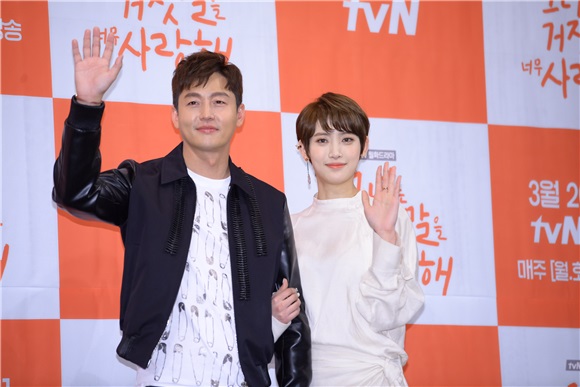 Red Velvet JOY、李玹雨、李瑞元出席tvN新月火剧《她爱上了我的谎》制作报告会