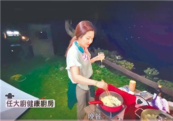 Selina挑战当旅游网红   崩溃直呼太累了！
