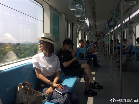 实习崴:别在低头滑手机了 晨神坐你旁边 你知道吗