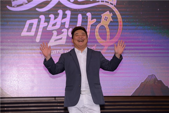 《奥地的魔法师》发布会 Niel帅气出席 分享最辛苦的瞬间