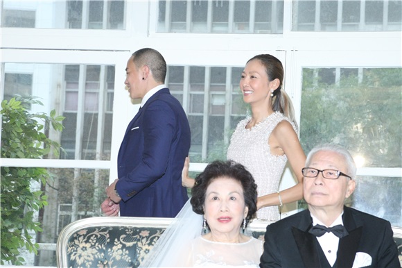 何润东与老婆和爸妈一起拍摄结婚周年纪念照