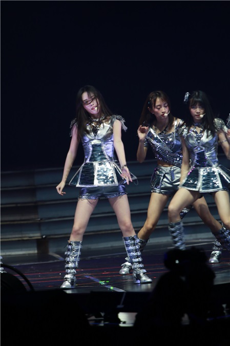 鞠婧祎SNH48第三届总决选摘得桂冠 王冠、披风加身尊贵公主甜美迷人