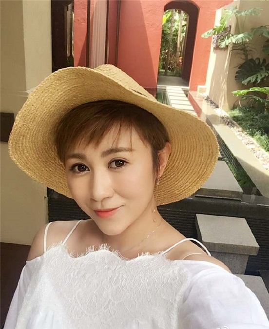 马丽甜美自拍露美肩 您的好友「淑女丽」已上线