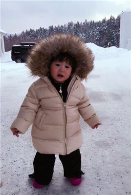 贾静雯超猛！孕前带全家飞北海道 咘咘踏雪秒变脸