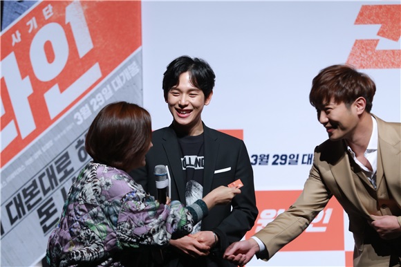 任时完、晋久、李东辉等出席电影《One Line》制作发布会
