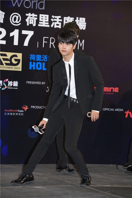 韩国男团VIXX举行演唱会记者会