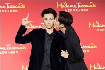 张艺兴入驻北京杜莎夫人蜡像馆 举手投足间尽显绅士风度