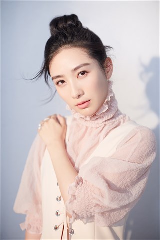 时髦叠穿轻松搭！陶昕然复古大片婉约俏丽