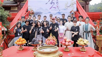 黄毅《少女大人》开机 小沈其南穿越古代化身鬼马少年