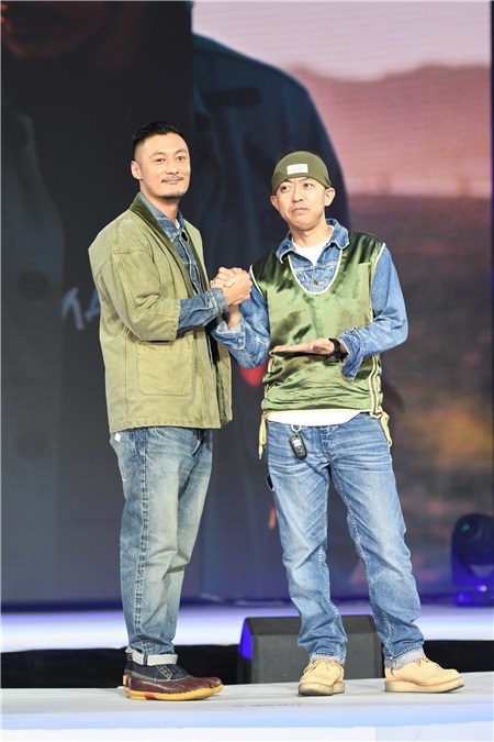 吴亦凡Vetements长卫衣+迷彩外套帅爆 余文乐全身牛仔搭军绿夹克成熟大气