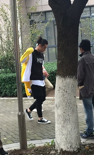 网友曝蒋劲夫拍戏洗冷水澡 专程下车为粉丝签名