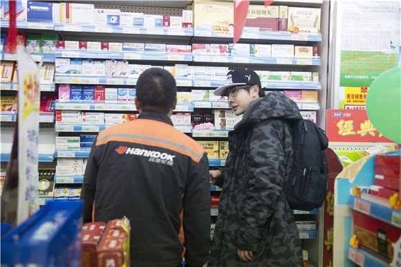 Yif体验180米地下水电站生活 呼吁大家珍惜资源