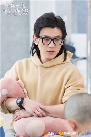 赫雷《陪你一起好好吃饭》今日开播 长发造型登场反差大