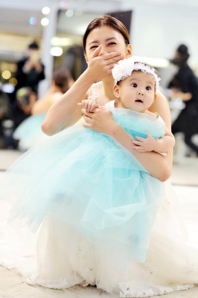 贾静雯咘咘试亲子婚纱 大小公主美呆众人