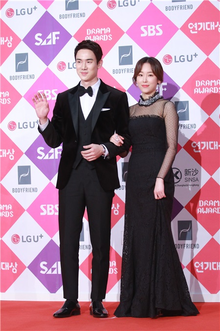2016sbs演技大赏举行 朴信惠、李准基、IU、李敏镐等出席红毯
