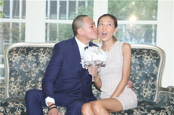 何润东与老婆和爸妈一起拍摄结婚周年纪念照