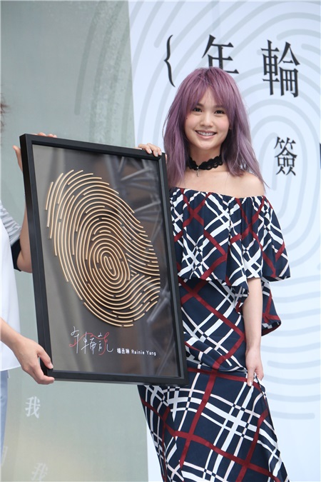 〈Yes 台北现场〉杨丞琳狂风中签唱 差点摔了青峰金曲奖座
