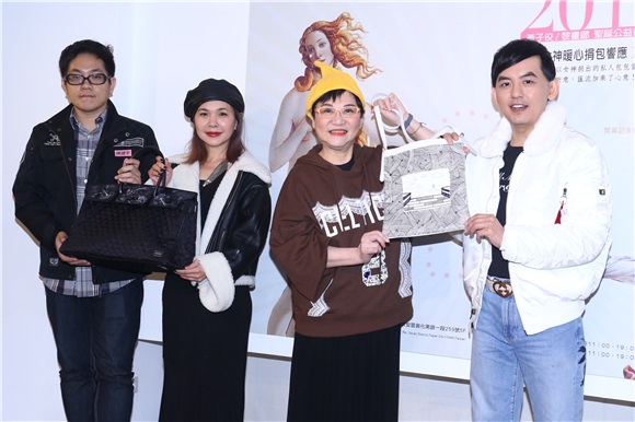黄子佼、张小燕等出席黎画廊圣诞公益义卖联展宣传记者会