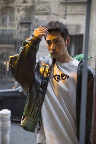 庞瀚辰巴黎度假写日记  闲里偷忙现身巴黎时装周