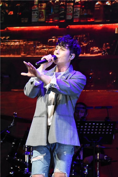 陈势安为生日音乐会做彩排 好友朱俐静现身支持