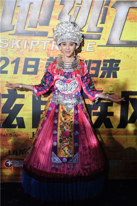 成龙《绝地逃亡》发布会「最炫民族风」跳舞卖萌 范冰冰变身「最美苗族小妹」