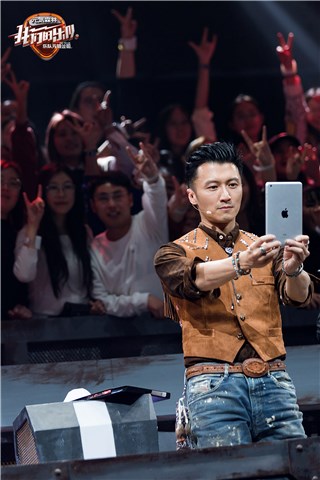 《我们的乐队》王俊凯气到摔本子，谢霆锋吐槽萧敬腾“太花心”