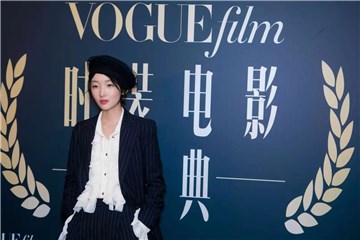 周冬雨出席时尚活动  上演摩登俏皮西装“杀”