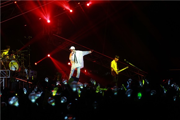 〈Yes 香港现场〉FTISLAND 香港开唱  吁粉丝放下手机