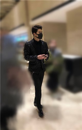 网友电影院偶遇陈学冬 戴口罩想低调奈何西装太华丽