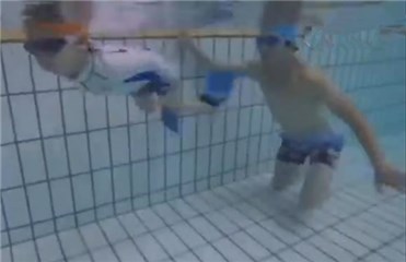 孙俪晒等等游泳视频  邓超索吻遭儿子嫌弃