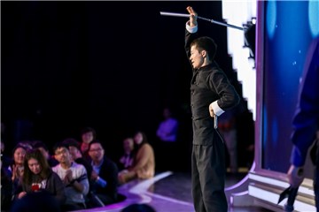 男嘉宾大秀双截棍