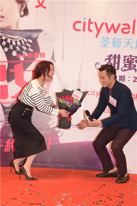 郑秀文与张孝全为电影«合约男女»宣传