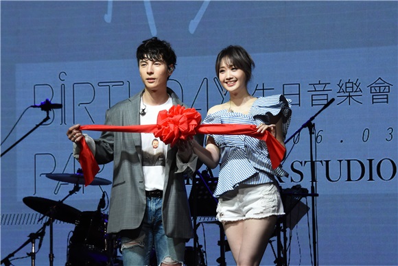 陈势安为生日音乐会做彩排 好友朱俐静现身支持