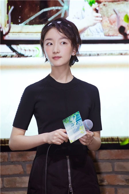 周冬雨为演绎《阳台上》研究纪录片 首尝试胶片电影引期待