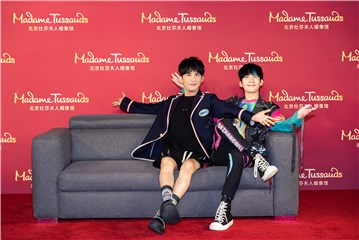 大张伟与本人蜡像互动
