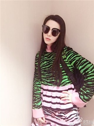 范冰冰野性Look美炸 衣服难看不要紧有颜值就够了！