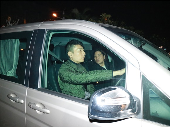 刘德华回港住院遇记者围堵 朱丽倩从泰国一路陪伴