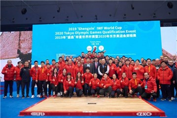 杜江与中国举重队合照