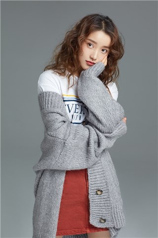 姜贞羽《你好，对方辩友》热播 新写真俏皮活泼尽显少女活力