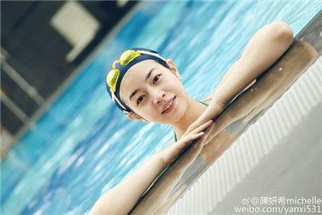 陈妍希挺孕肚游泳晒美照 素颜萌翻网友