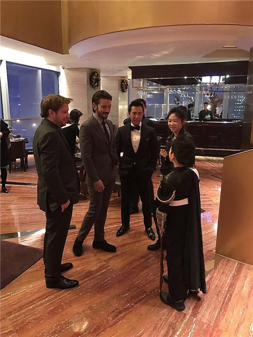 甄子丹携妻儿亮相《星战》首映 亲和力MAX放弃「宇宙最强」