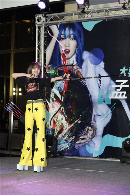 孟佳出席媒体见面会