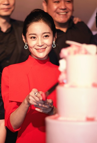 王媛可亮相被误认袁姗姗 网友：失散姐妹？