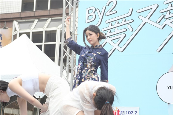 By2举办《爱又爱LOVE²》签唱会